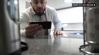 Az óriás cickós bejárónő megdugva