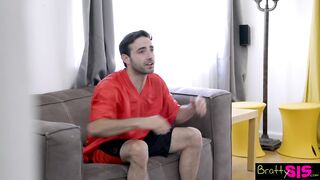 A bombázó tini nőci tv nézés helyzett szopna