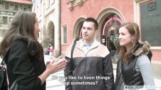 Tini lánynak bejön a méretes kukac