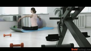 Jogázó tini csajszit közösül popsiba az edő