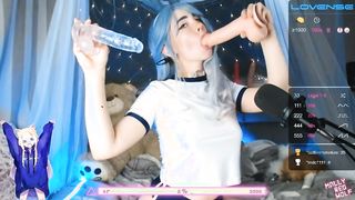 Tini spiné két vibrátort szop