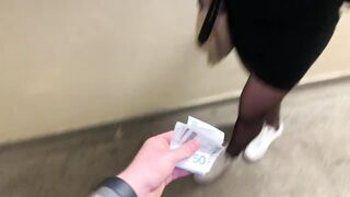 Fiatal lány pénzért szop az utcán
