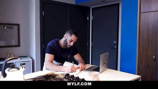 Gyönyörű világos szőke milf a konyhában megdugva