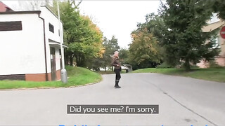 Világos Szőke tini nőci a raktárban dug