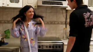 Sasha Rose a konyhában közösül