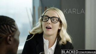 Karla Kush picsája befogadja a méretes pélót