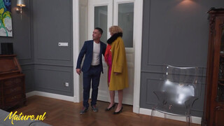 Mature.nl - Öreg háziasszony hátsó bejáratba tolva