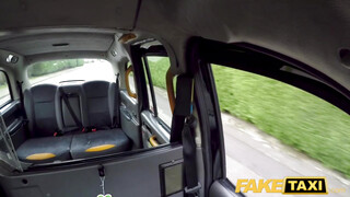 Fake Taxi - Alice Judge hátsó bejáratba tolva a taxiban