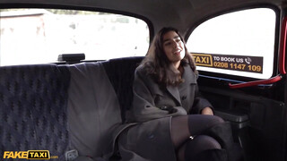 Fake Taxi - Aysha a fullos olasz tini nőci