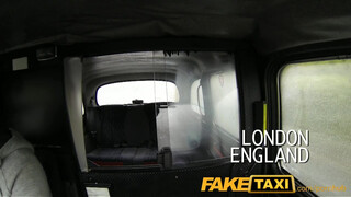 FakeTaxi - vörös rövid hajú hölgyemény szúk muffja