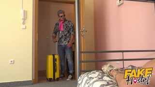 Fake Hostel szűk pinájú olasz kisasszony és kettő kukac