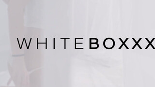 WhiteBoxxx - Nelly Kent a méretes cickós román csajszi