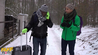 Méretes mellű tini hölgyemény és a turista srácok - Fake Hostel
