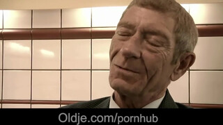 Magyar pornósztár hölgyemény baszik vén hapsival - Oldje