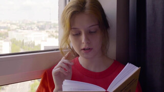 ULTRAFILMS - szexy tini lány begerjed egy könyvre