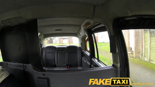 FakeTaxi - begerjedt nőci hívja a taxit
