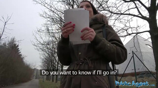 Public Agent - cseh nőci a sikátorban