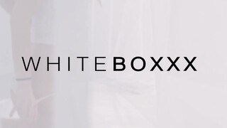 WhiteBoxxx - Naomi bevállalja a méretes pélót