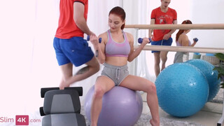 Slim4K - Csöcsös vörös hajú nőci popóba kefélve