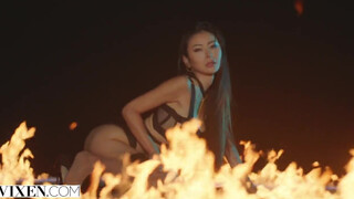 VIXEN - Rae Lil Black a dögös ázsiai picsa