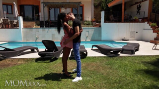 MOMxxx - Tina Fire a méretes tőgyes néger milf