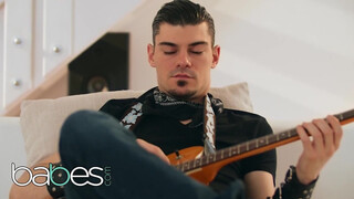 Babes - Mia Evans dug a gitáros manussal