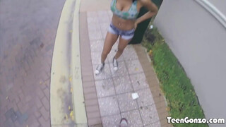 TEENGONZO - Anya Ivy a fullos hatalmas didkós barna kiscsaj