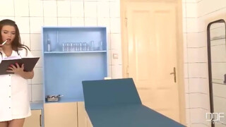 Csöcsös nővérke popsiba rakva