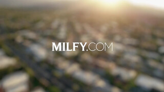 MILFY - Reagan Foxx csoki csávóval kúr