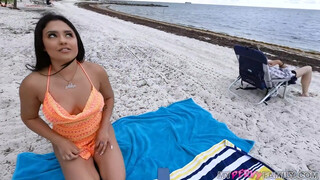 Serena Santos bekúrva a tengerparton