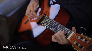 Jennifer Mendez kúrel a gitáros krapekkal