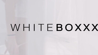 WHITEBOXXX - Francys Belle a méretes keblű kisasszony