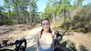 Brooke Tilli nem csak kerékpározni akart az erdőben