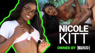 Mofos - Nicole Kitt a gyönyörű hatalmas tőgyes csoki nőci