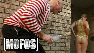 MOFOS - Harley King a szexy világos szőke tini kisasszony