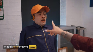 BRAZZERS - Irodai izgató Cameron Cohen sarokba szorítja a takarítót, Jordit, és lenyeli a méretes farkát