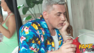 Szexi, méretes kannás barna hajú rosszlányok balhéznak a hostelben, mielőtt forró hármasba kezdenek