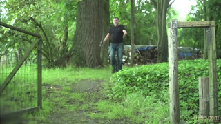 Öreg férfi durván megdugja a lányt, a punciját és a száját is