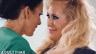 Méretes tőgyes MILF-ek, Reagan Foxx és Brandi Love dugnak a tárgyalóban!