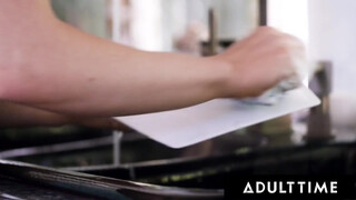 ADULT TIME - Rachael Cavalli-t a izgató tini bébiszitter ujjazza, majd nem tud ellenállni a szaftos leszbi 69-nek!