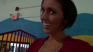 Dylan Ryder, csoki MILF méretes mellekkel imádja a hardcore farkat