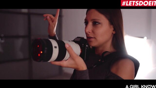 Shalina Devine és Talia Mint méretes fenekű román leszbi elcsábítja hetero bulát