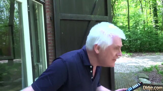 Bombázó kisasszony szereti idősebb férfiakkal a szexet és érezni a farkukat magában
