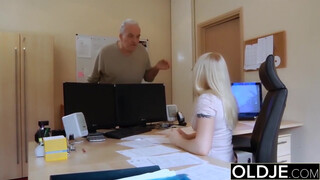 Vén - Épp most lett 18 éves és megdugja egy ráncos idős férfi, bula dugást kap