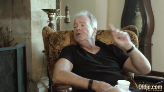 A gyönyörű és kanos tini arra kéri mostohanagypapáját, hogy döngeti meg a punciját kutyapózban alaposan