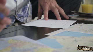 Izgató bige durván megdöngetve vén férfi által, aki a torkába élvez