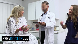 Dögös Athena Anderson nővér spriccel a doktor farkára, miközben kinyalja a páciens punciját