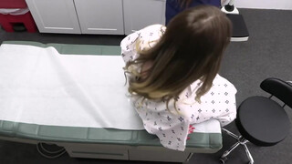 Kéjes orvos beleegyezik, hogy titokban tartja páciense titkát, ha hagyja, hogy megdugja