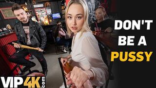 Bátor világos szőke pornószínész reszeli idegen faszit a bárban