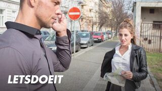 Lenyűgöző turista Silvia Dellai mélyen megkúrelva egy helyi csávó által